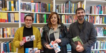 inicio de la venta de los Bonos Cultura hoy en una librería de Errenteria. Foto: Diputación