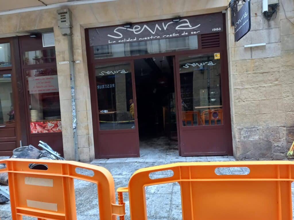WhatsApp Image 2023 12 12 at 09.40.42 2 La Guardia municipal investiga el incendio en el bar Senra en la Parte Vieja