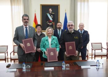 Firma en Madrid del acuerdo para la compraventa de los Cuarteles de Loiola. Foto: Ayto