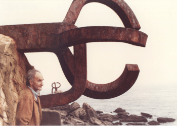 Eduardo Chillida junto a Peine del viento XV. Foto: Archivo Eduardo Chillida