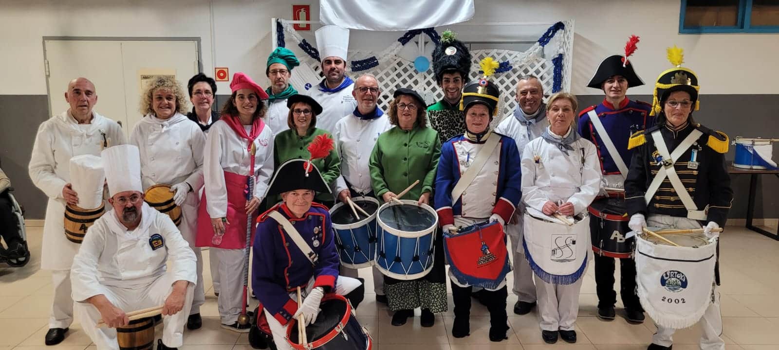 57b35dac 2f15 4385 b6f3 b7781ad9305f Las tamborradas de Amara Berri llevan la fiesta a la residencia Zorroaga