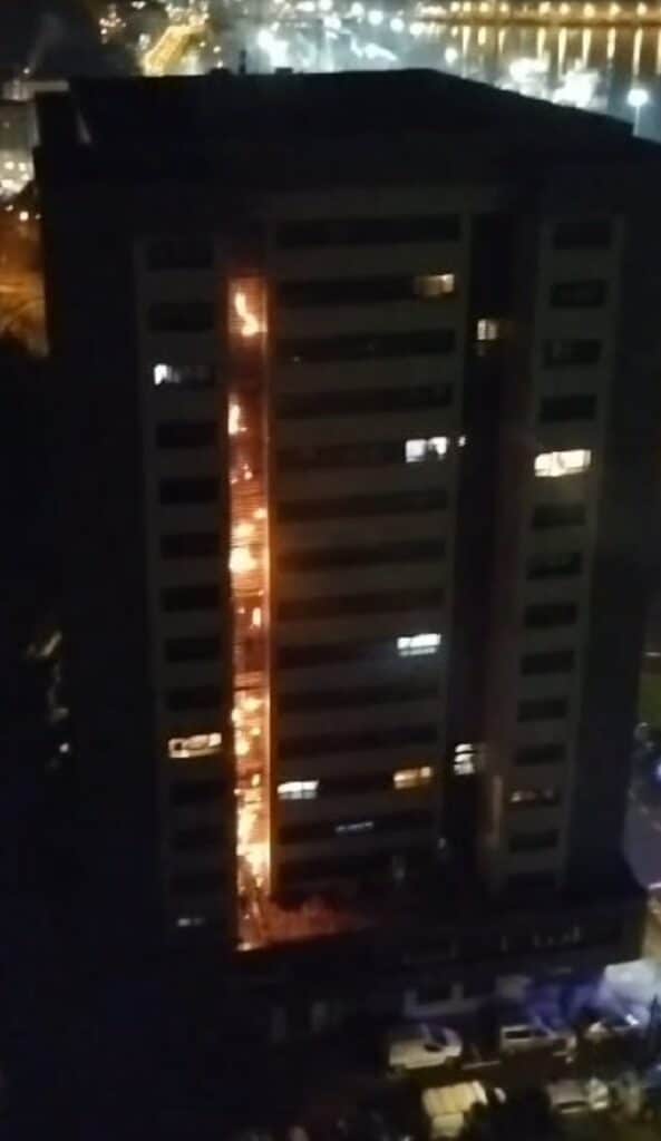 GCtzEmfXcAAPPg3 Un cohete, posible causa del incendio de Errenteria