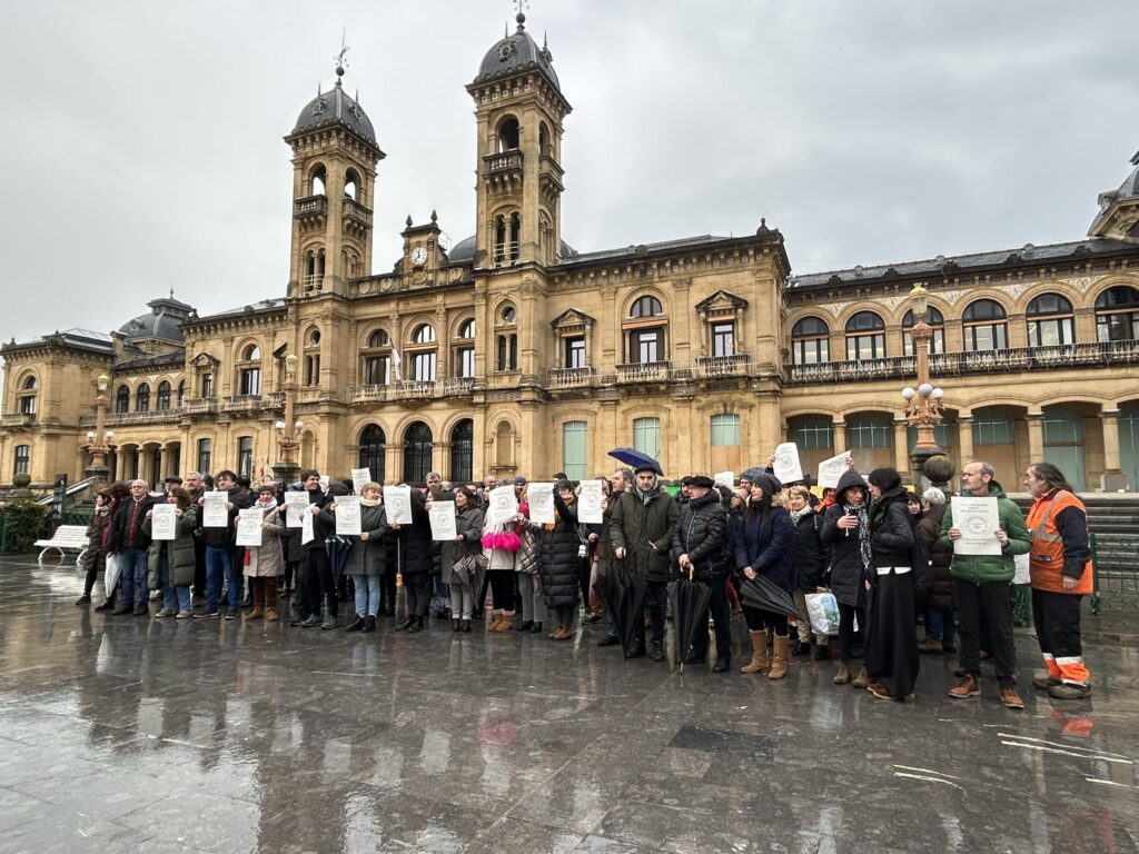 GDe3kfkXgAA 1EU Empleados municipales de Donostia protestan por el fallo que anula el requisito de euskera