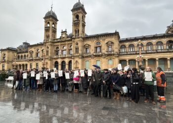 Concentración contra la sentencia sobre el euskera en la Guardia Municipal. Foto: EH Bildu