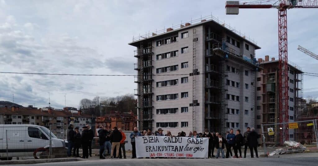 GEcc2nrWcAE f9E Protestan por el accidente laboral mortal de Lezo ante las obras donde ocurrió