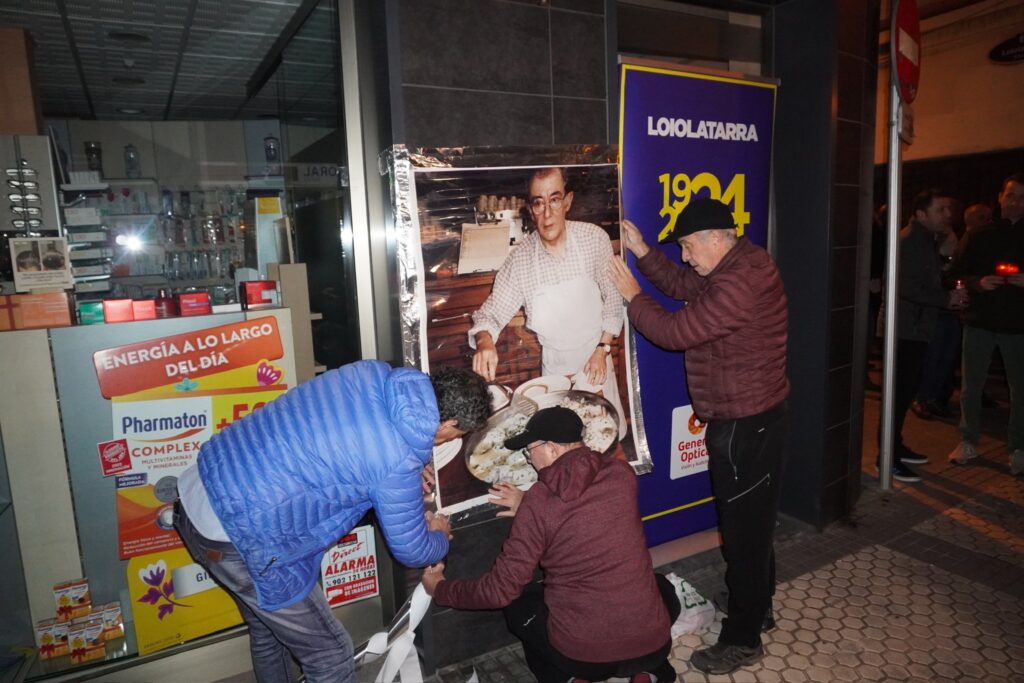 GEwN8F1XQAEbG5Y Recuerdo al cocinero Ramón Díaz en el 23 aniversario de su asesinato en el barrio de Loiola