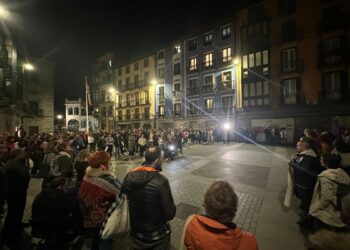 Concentración en Tolosa el pasado lunes por el caso del osteópata. Foto: Ayto de Tolosa