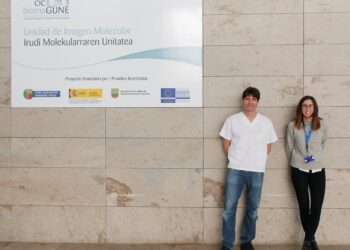 Los investigadores Jordi Llop y Cristina Simó. Foto: CIC biomaGUNE
