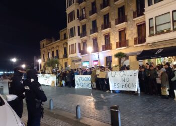 Concentración ante el Ayuntamiento el 11 de enero para pedir la apertura del albergue La Sirena, el 'local del frío', para personas sin techo. Foto: DonostiTik
