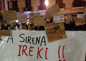 Concentración ante el Ayuntamiento el 11 de enero para pedir la apertura del albergue La Sirena, el 'local del frío', para personas sin techo. Foto: DonostiTik
