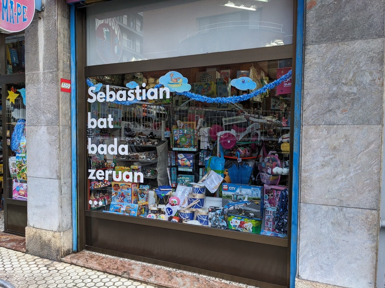 WhatsApp Image 2024 01 17 at 09.33.24 Lemas de la Tamborrada en 120 escaparates donostiarras