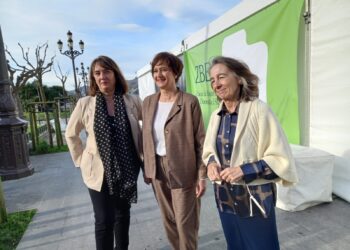 Las consejeras Olatz Yarza, Mariaje Idoeta y Marisol Garmendia en la carpa de la ZBE de Donostia. Foto: DonostiTik