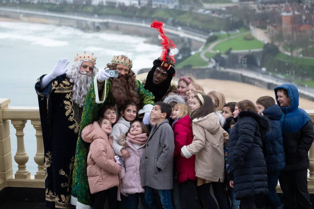 XE3S4004 Los Reyes Magos inician su visita a Donostia en el parque de atracciones de Igeldo