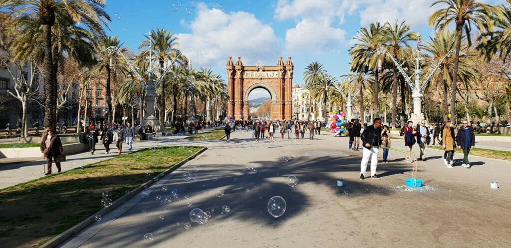 mohammad ali niksejel qAy O NPVGw unsplash 1024x497 - Descubre la Magia de Barcelona: Top 3 Fiestas Populares que no te Puedes Perder