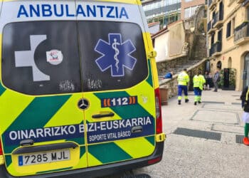 La ambulancia acude a la calle Mari después de que dos personas cayeran del muro cuando posaban para una foto. Imagen: Santiago Farizano