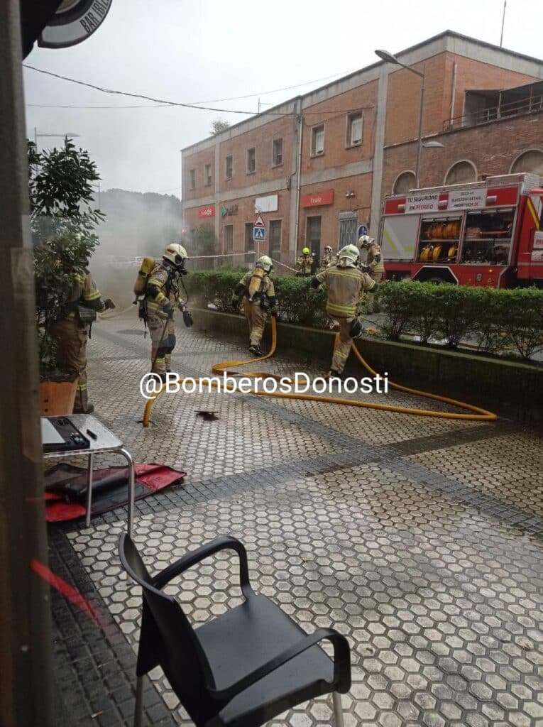 GF0d2NVagAA8xBr Un incendio en un local de Pasaia obliga a desalojar a varios vecinos