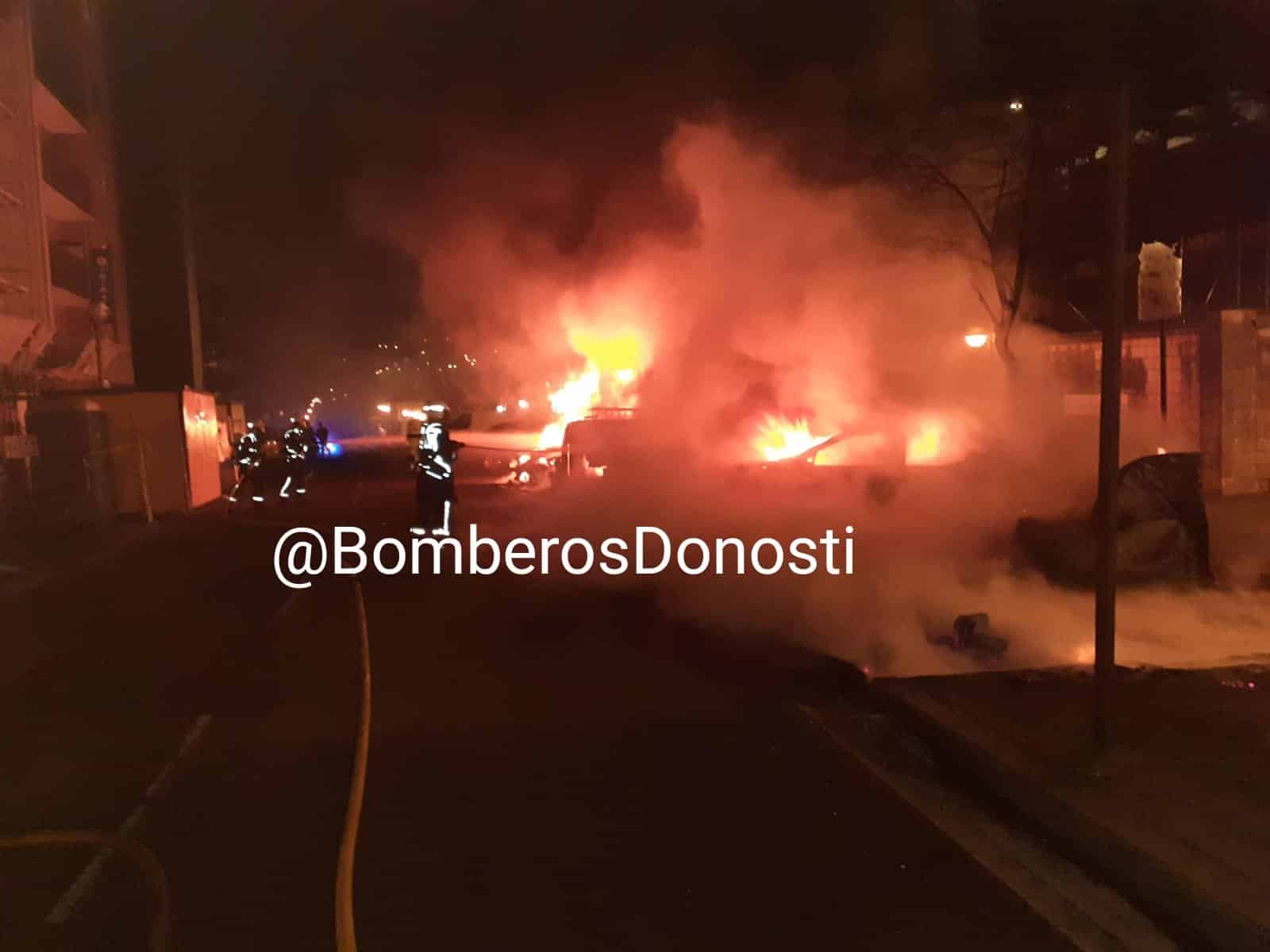 Cinco vehículos calcinados en un aparcamiento de Lasarte Oria