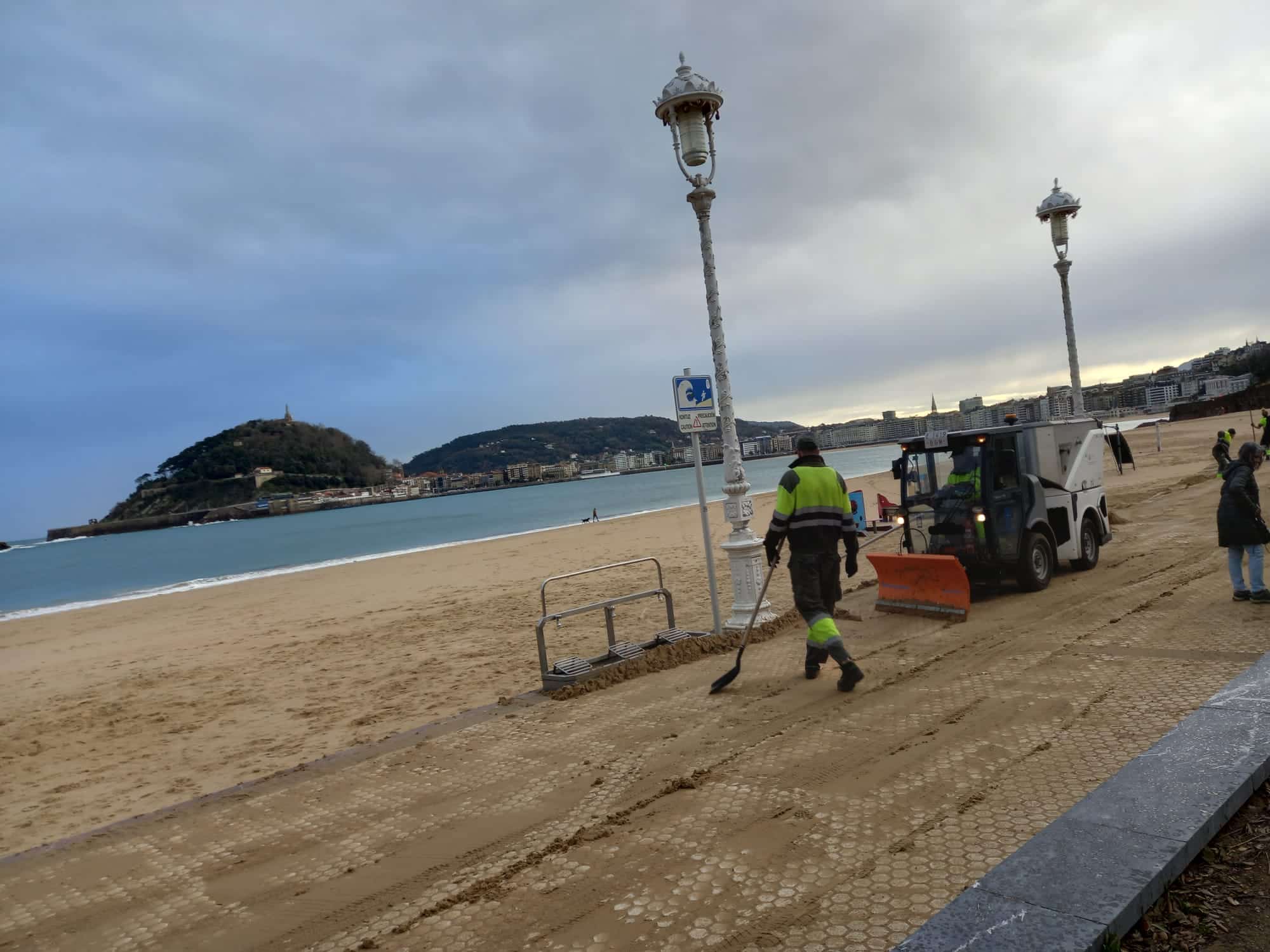 WhatsApp Image 2024 02 12 at 09.15.31 - El viento y las olas dejan su huella en San Sebastián