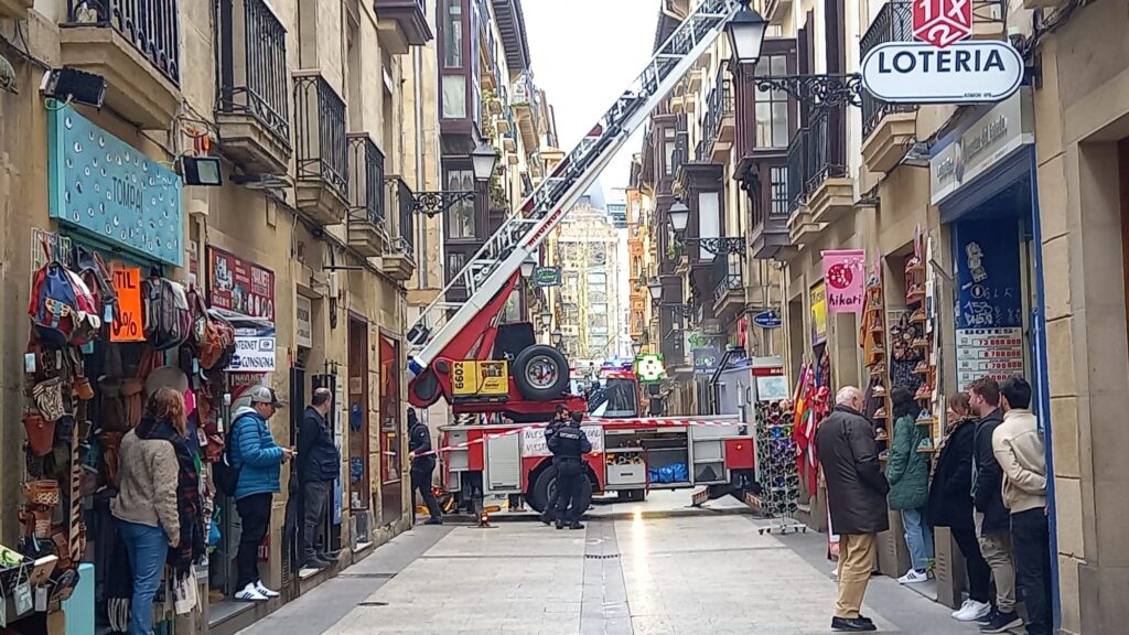 WhatsApp Image 2024 02 19 at 13.10.46 Dos trasladados al hospital y seis familias fuera de casa por el fuego del bar Zumeltzegi