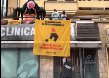 Acción de Sortu en contra de los fondos buitre en Donostia. Imagen de redes.