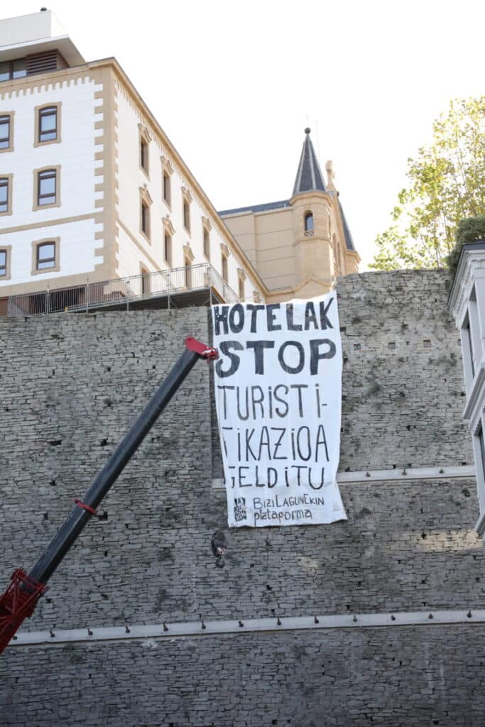 Bizilagunekin protesta Bizilagunekin critica que no se cierre la puerta a nuevos alojamientos hoteleros en Donostia