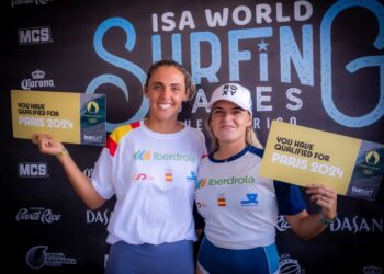 Las surfistas guipuzcoanas Nadia Erostarbe y Janire González-Etxabarri tras obtener el billete olímpico. Foto: Federación española de surf