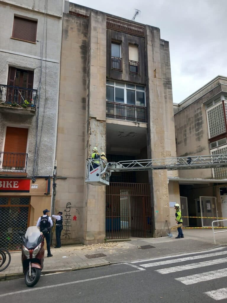 Fachada Jakintza rotated e1709907843469 2 Cortado el Paseo de Heriz por desprendimiento de cascotes en la fachada de Jakintza