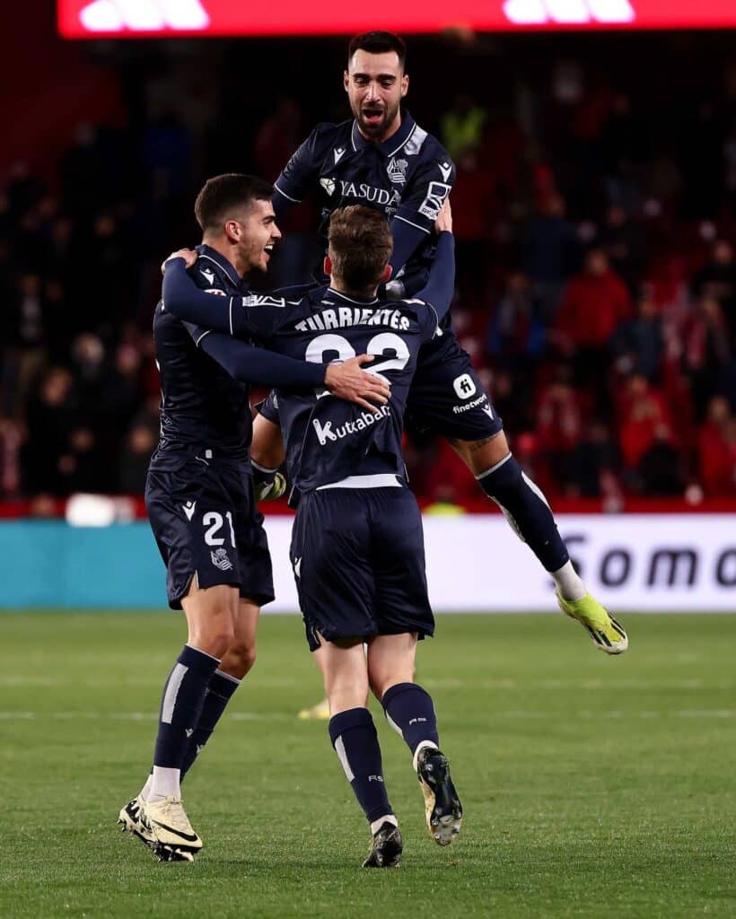 GIQI8N7X0AER7OD La Real remonta en la recta final y acerca al Granada a Segunda (2-3)