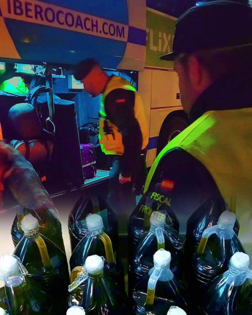 Intervienen en la frontera 105 litros de aceite sin etiquetar a una ciudadana portuguesa 2 GIc7WIPXoAAYU0x Intervienen en la frontera 105 litros de aceite sin etiquetar a una ciudadana portuguesa