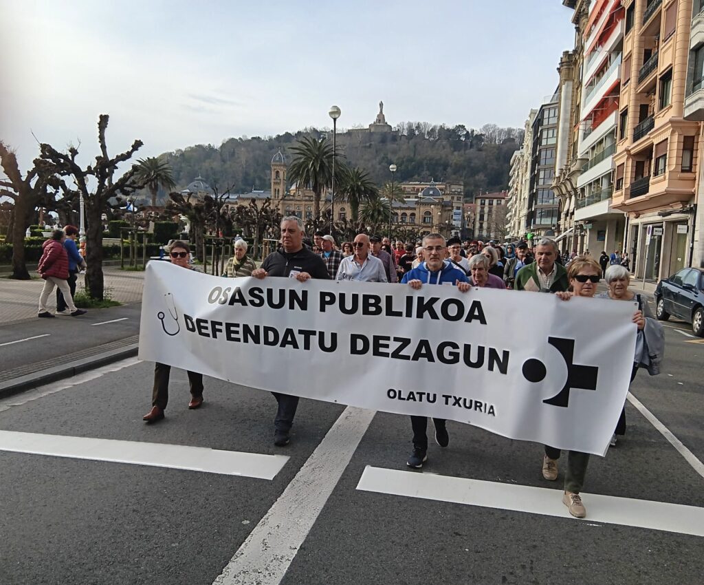 Miles de personas se manifiestan por una sanidad pública de calidad en Donostia, Bilbao y Vitoria 19 GIzi62HWgAAdKb Miles de personas se manifiestan por una sanidad pública de calidad en Donostia, Bilbao y Vitoria