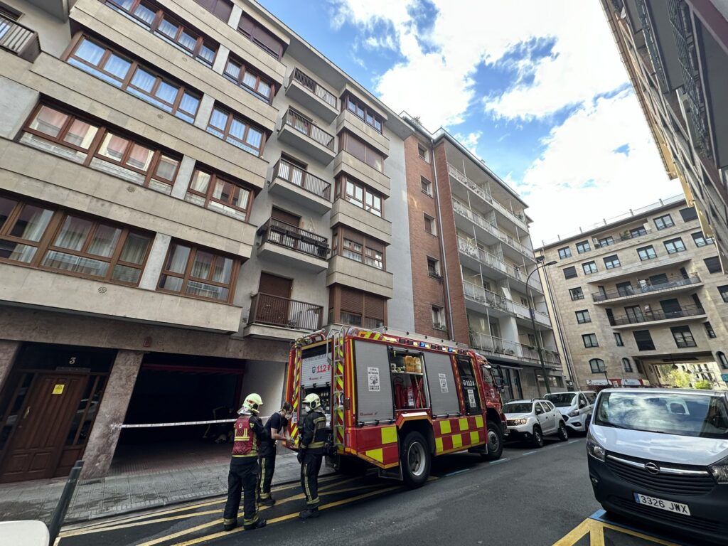 Incendio Tolosa Dos portales evacuados en Tolosa a causa del incendio de un garaje