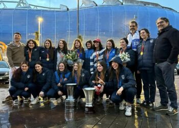 El equipo posa con el trofeo a su llegada a Donostia. Foto: Ayuntamiento SS