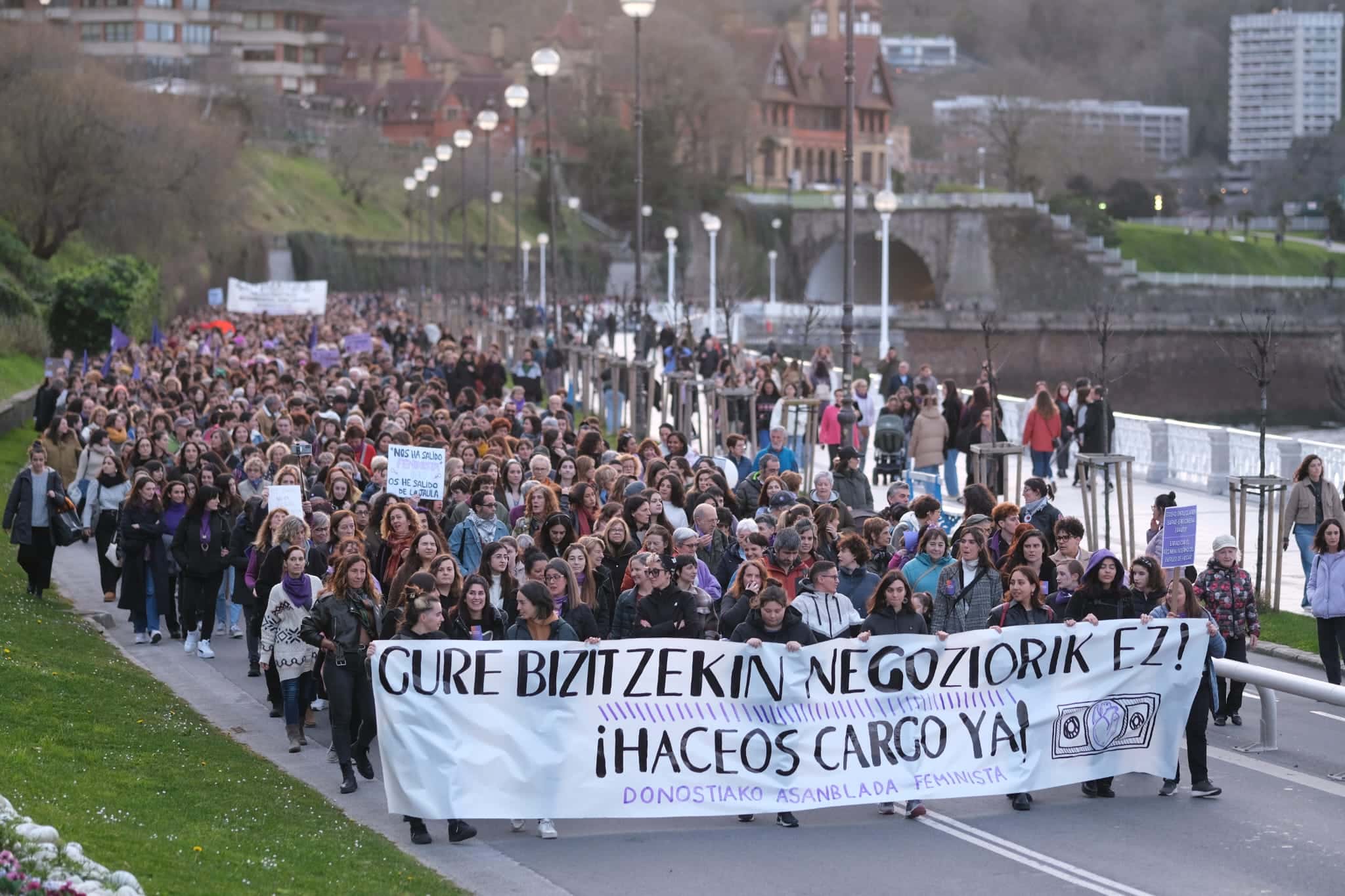 WhatsApp Image 2024 03 08 at 18.57.28 1 - Multitudinaria manifestación del 8M en San Sebastián