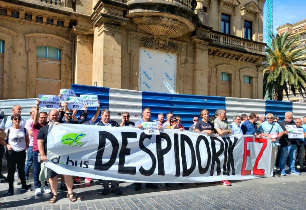 Trabajadores de Dbus se manifiestan ante el Ayuntamiento de Donostia contra el despido de su compañero 12 Dbus Trabajadores Trabajadores de Dbus se manifiestan ante el Ayuntamiento de Donostia contra el despido de su compañero