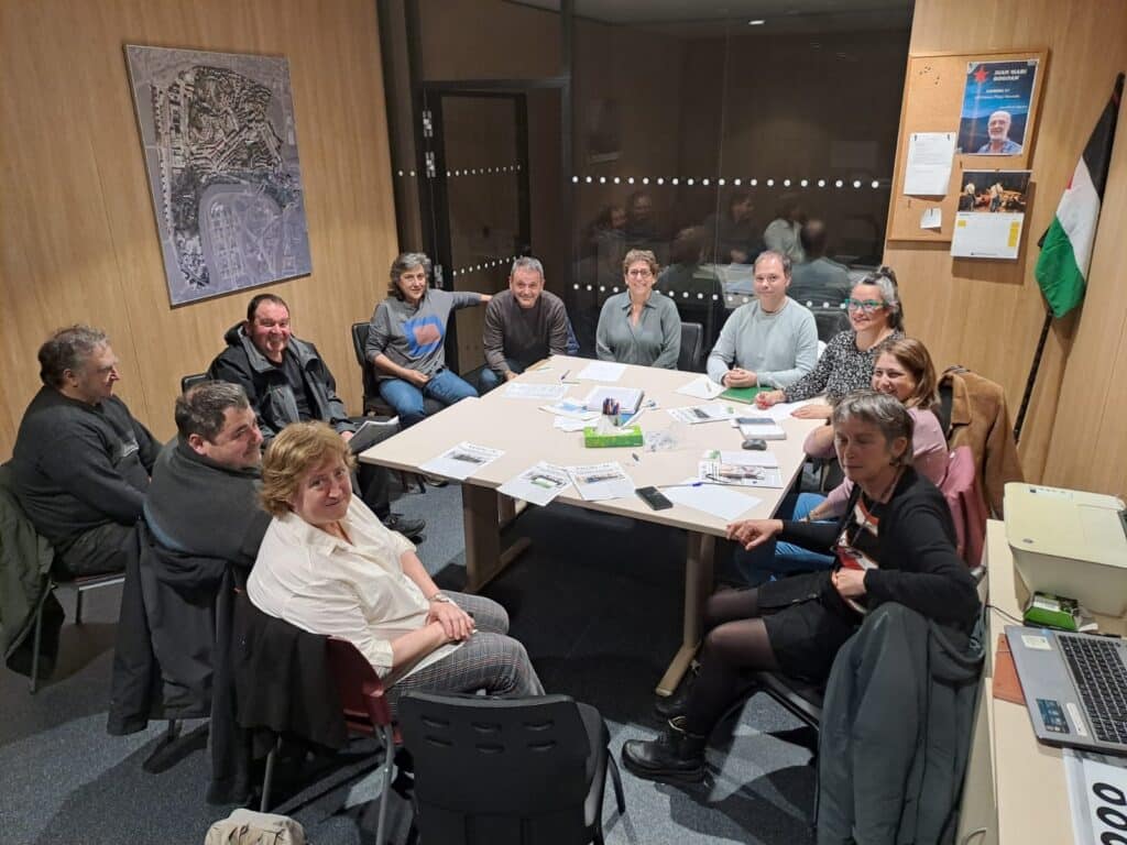 FOTO REUNION 17 04 2024 Asociaciones vecinales exigen "la restitución de los servicios recortados en Dbus"