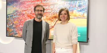 El director gerente de Fomento San Sebastián, Iñigo Olaizola, y la concejala Ane Oyarbide. Foto: Fomento Sn Sn