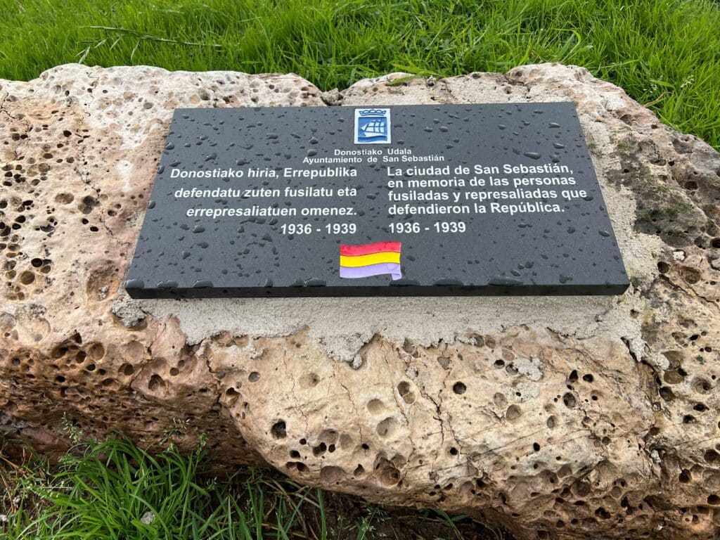 Placa Republica Reponen la placa en recuerdo de los fusilados en defensa de la II República en Donostia