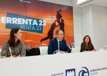 Yarza, Perona y Domínguez en la presentación de la campaña de la Renta 2023. Foto: S. Errasti