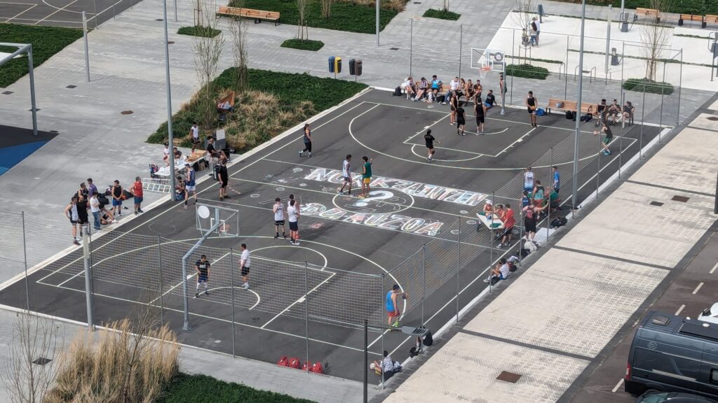 Txomin Pista Basket Plaza Arteleku "Ambulatorio en Txomin, sí, pista de basket también"