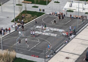 Celebración del Sua Pizten en la pista de basket de la plaza Arteleku. Foto: AA.VV. Lanberri