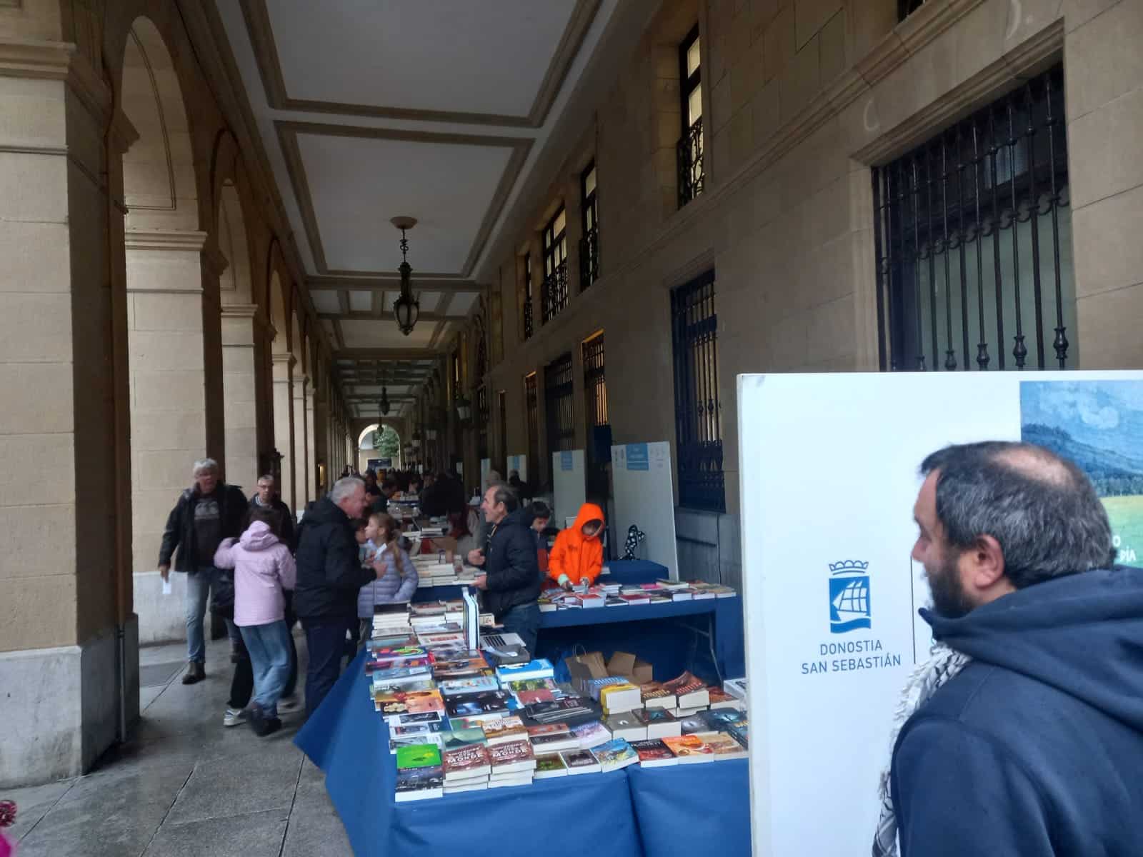 WhatsApp Image 2024 04 23 at 10.15.23 - La cita donostiarra, hoy, en la plaza Gipuzkoa con la Feria del libro