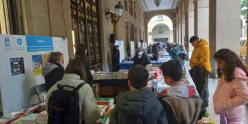 Feria del libro este martes 23 de abril en la plaza Gipuzkoa de Donostia. Foto: DonostiTik