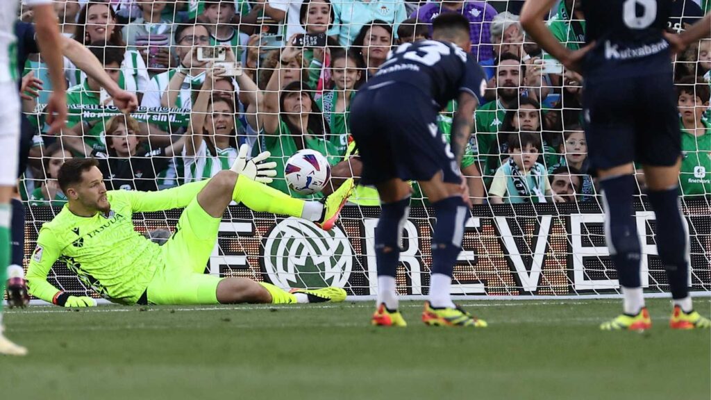 GN9lXtqW8AA4v5O La Real gana 0-2 y asegura una Liga Europa a la que ya no opta el Betis