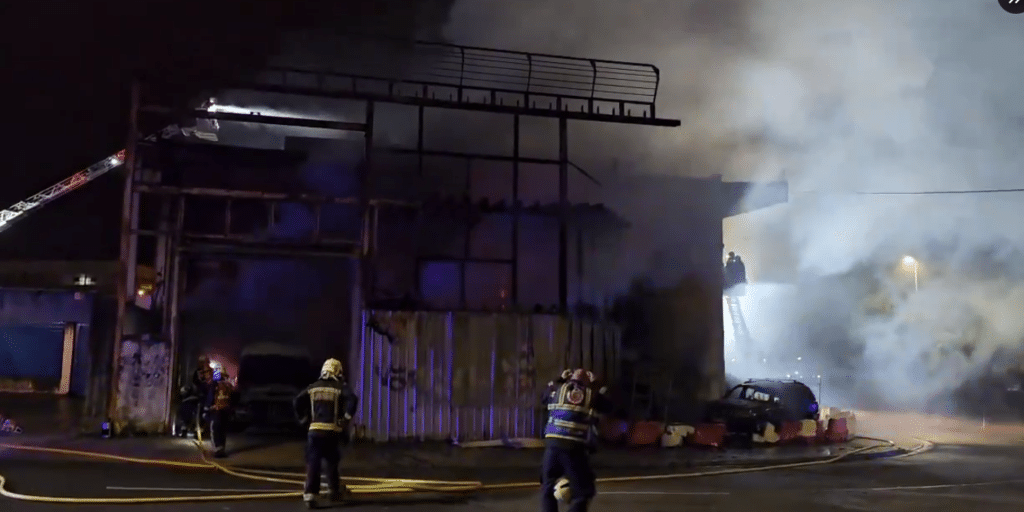 Screenshot 2024 05 12 10.07.49 Un incendio quema una empresa en un pabellón industrial de Irun