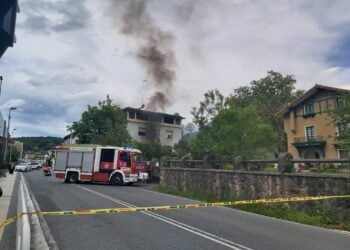 Incendio esta mañana en Villa Oyón, Martutene. Foto: Sarroeta Elkartea