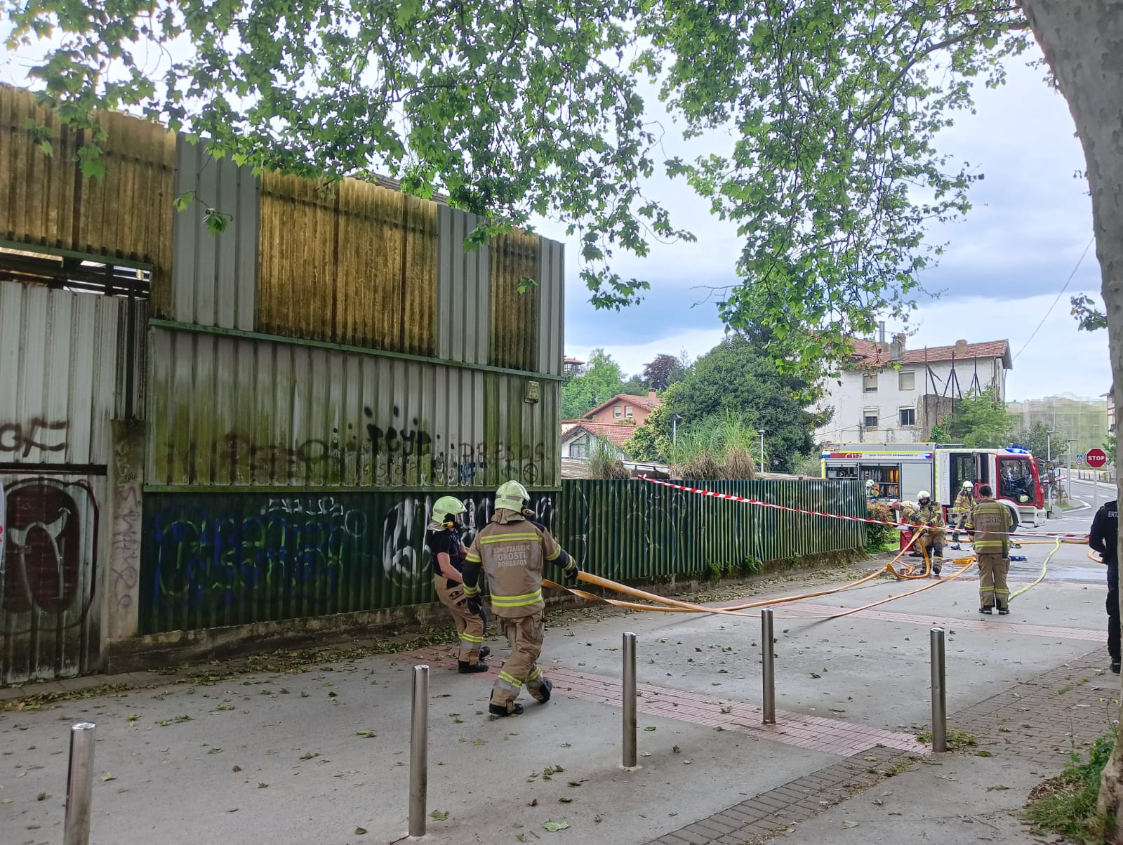 WhatsApp Image 2024 05 05 at 14.31.53 - Los bomberos desalojan Villa Oyón, en Martutene, por un incendio