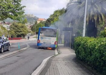 El autobús 35 ardiendo esta mañana. Foto: Lantxabe