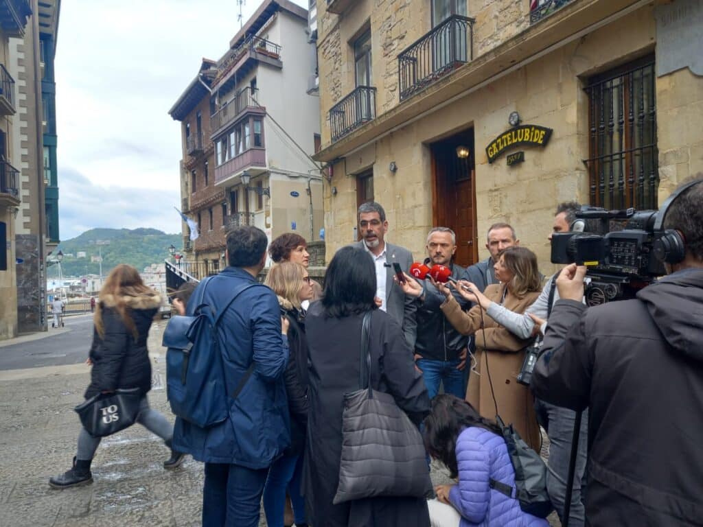 Alcalde y concejales de Donostia hoy en la Parte Vieja informando sobre el nuevo Plan de prevención de riesgos. Foto: DonostiTik