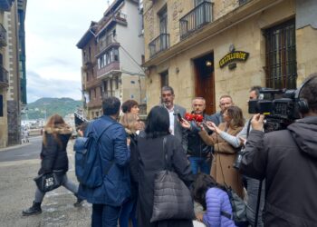 Alcalde y concejales de Donostia hoy en la Parte Vieja informando sobre el nuevo Plan de prevención de riesgos. Foto: DonostiTik