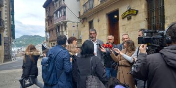 Alcalde y concejales de Donostia hoy en la Parte Vieja informando sobre el nuevo Plan de prevención de riesgos. Foto: DonostiTik